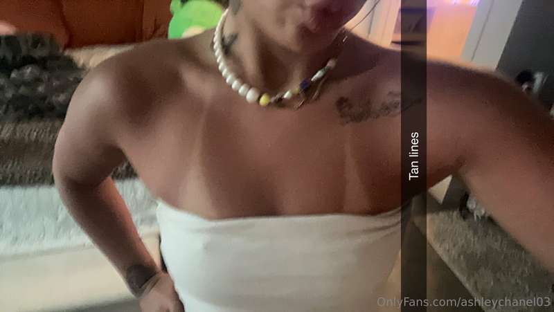 Who wants to see my tan lines 🙈 
Live tonight at 9 pm mst be..