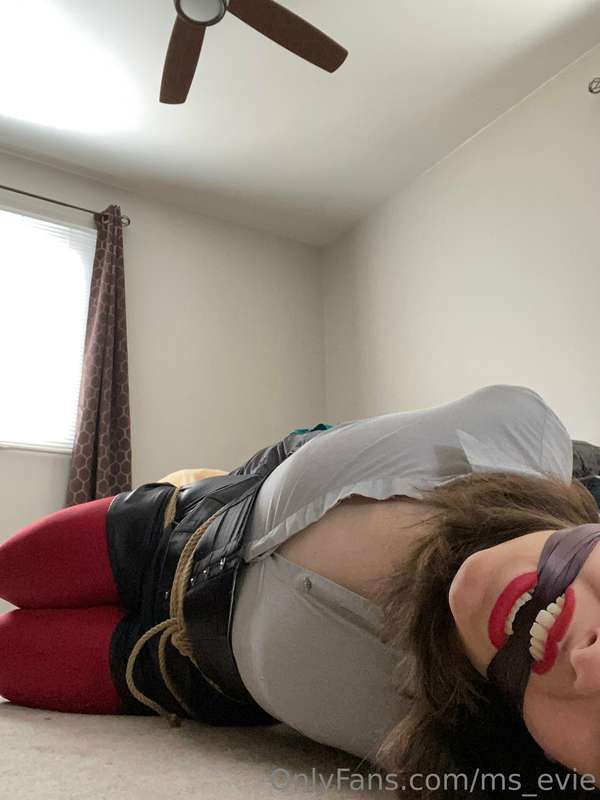 A little self bondage in a sexy corset 🥵🔥 what would you do ..