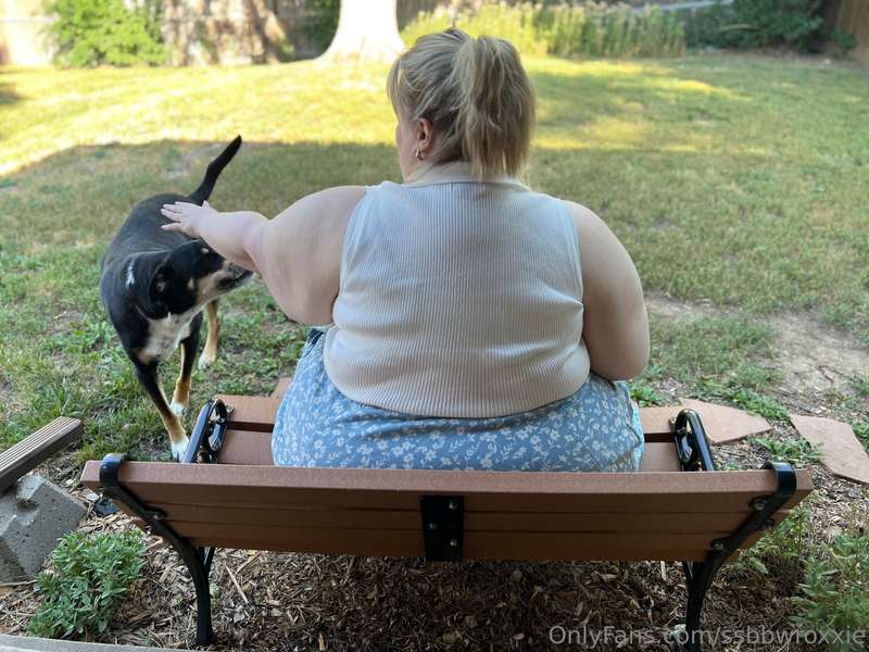 2 person bench, 1 very large me 💁🏼‍♀️