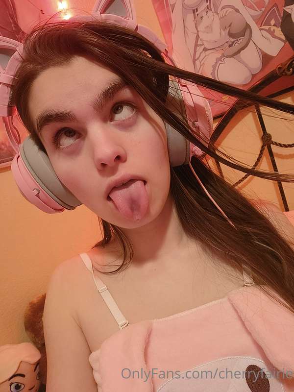 I'm a gamer girl, in a gamer world ♥️🎮 Life is fantastic, I ..