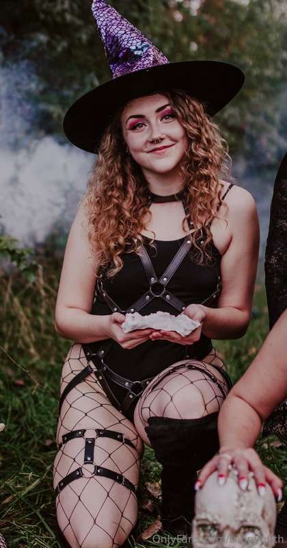 OMG, a Real Life WITCH!!! 🖤🦇🕯️  (come see what magic she has..