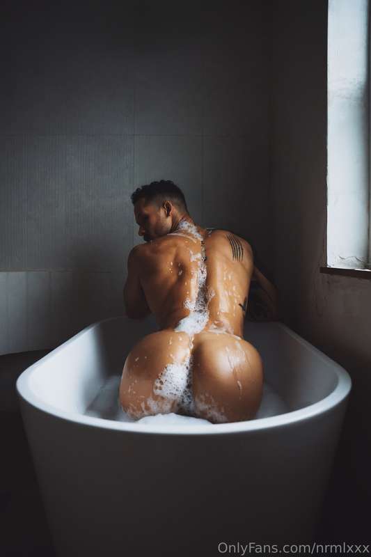 ✨ Slippery when wet, daddy 😏🛁 All this in the tub, just for ..