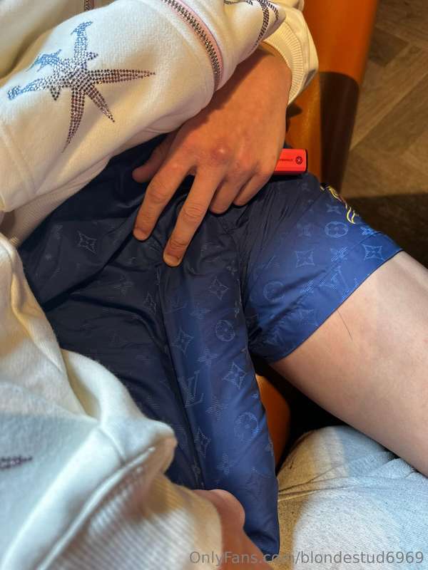 blondestud6969