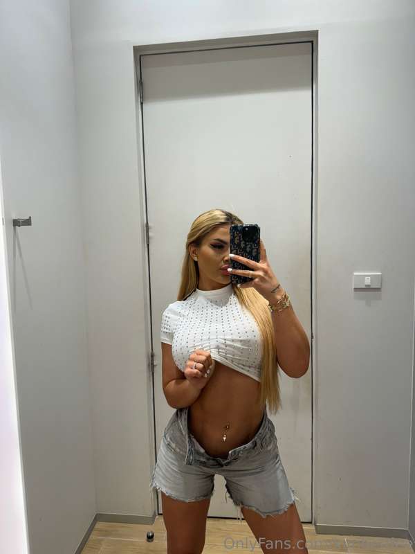 Do I look like a good girl?😜🤫