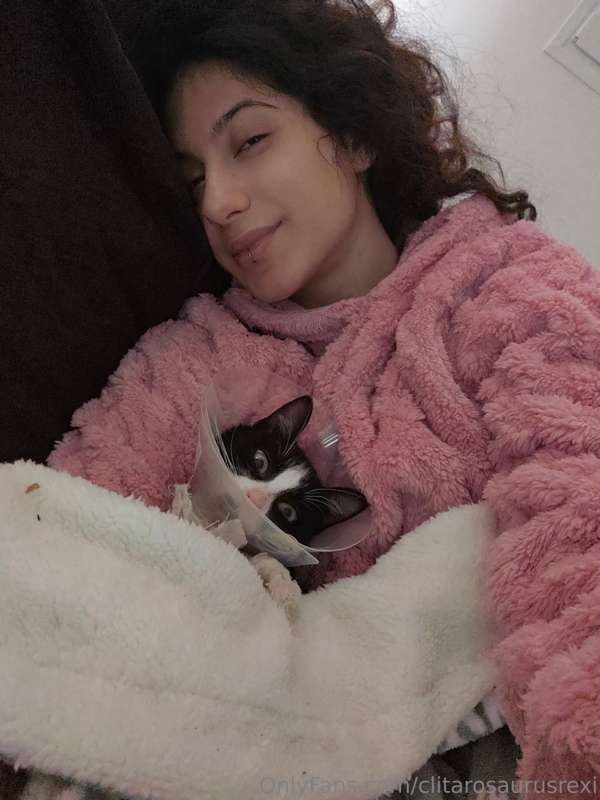 Slept by the fire cuddling my little vixy 💙 Is this what hap..