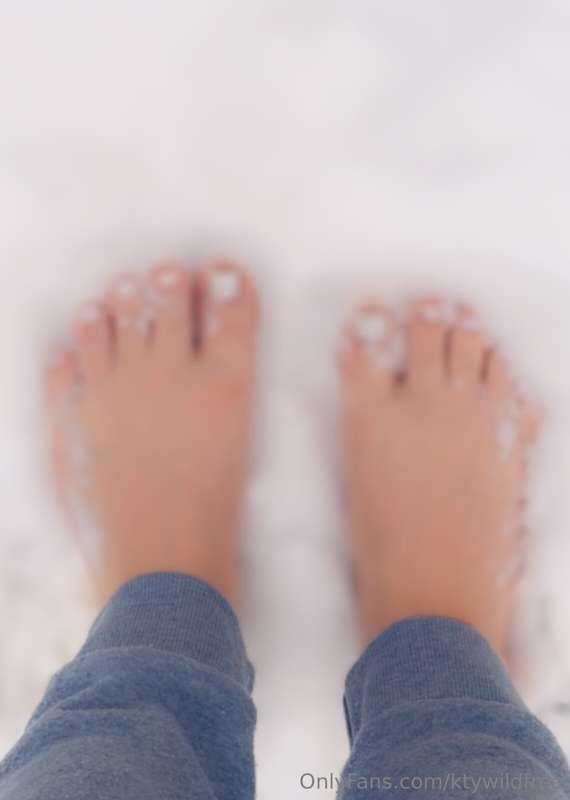 This one is for the foot lovers 🦶13 photos indoors, outdoors..