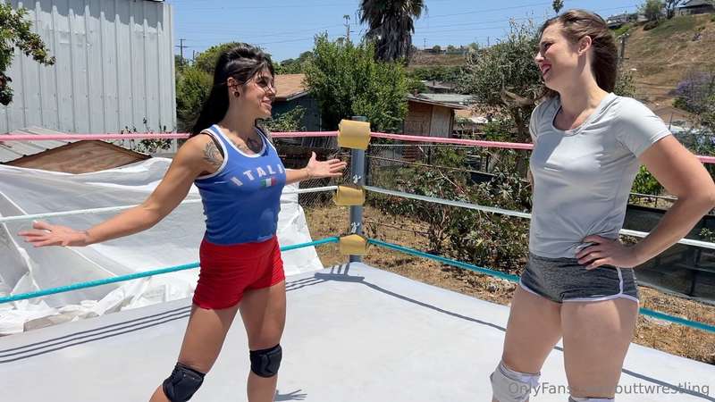 This week, @mjdomino strips me, dominates me and then spanks..