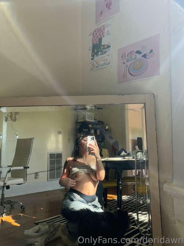 never-mind the titties, look at those sun beams