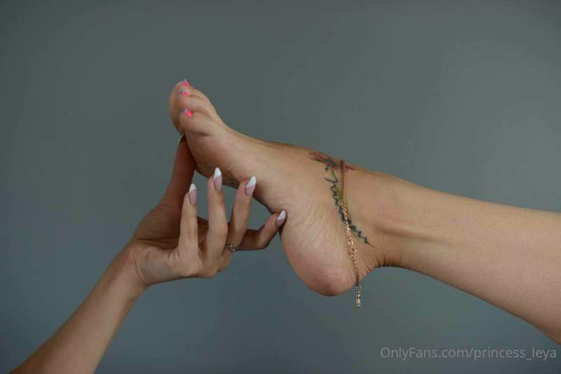 FOOT FETISH PLEASURE photo pack is out now! Hurry up to see ..