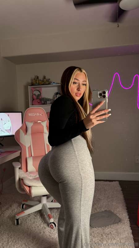 Comfy clothes. Dirty thoughts. Come distract me. 😘