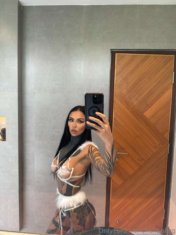 White lace, soft fur… and nothing on my mind but trouble 😏 I..