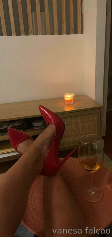 DO YOU LIKE RED HEELS...?