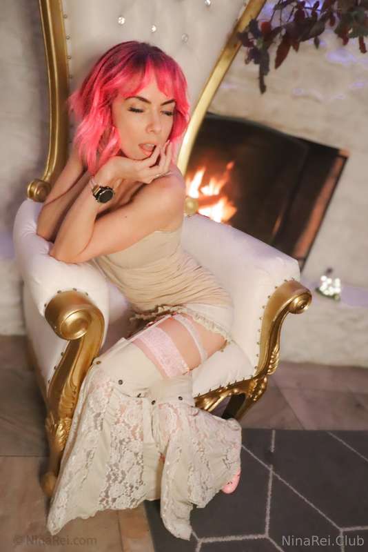 Approach the throne and feed kitten your cock 💕