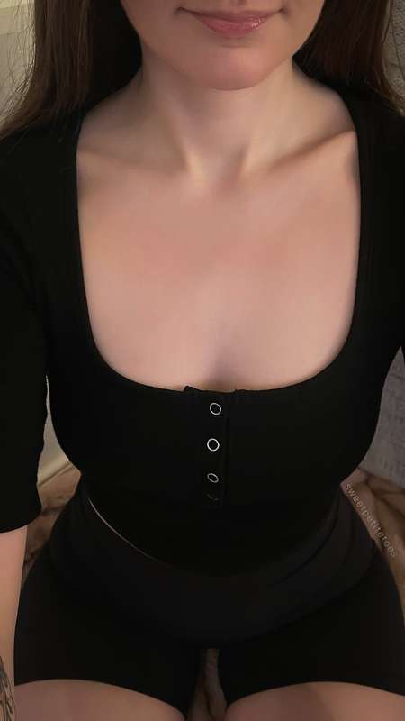 Good morning 💕I’m not wearing a bra so why don’t you cum sna..
