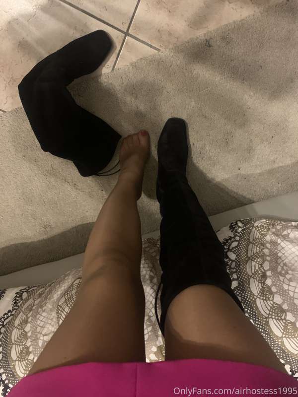 It is pretty cold back home
Nylons and boots for my Saturday..