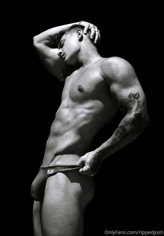 Like if you enjoy a nice bulge.🍆💥  This is some body art of ..