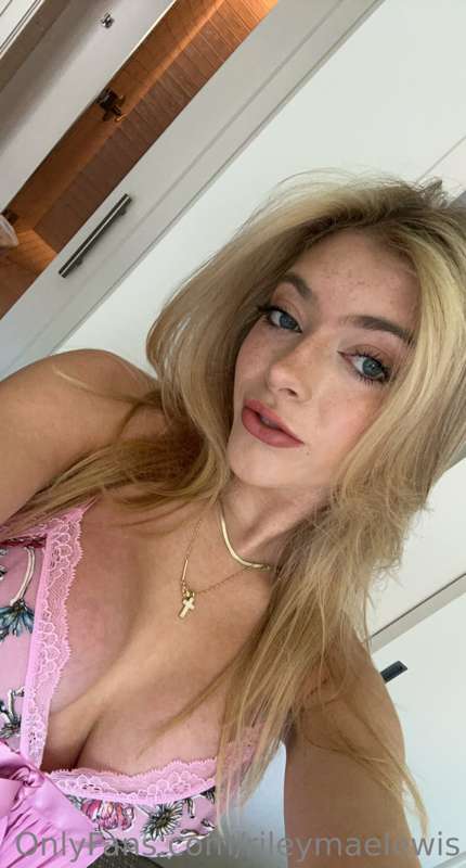 rileymaelewis photo