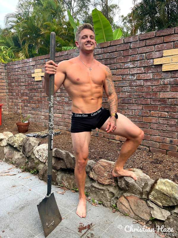 Anyone need a hand in the garden? 😏👨‍🌾