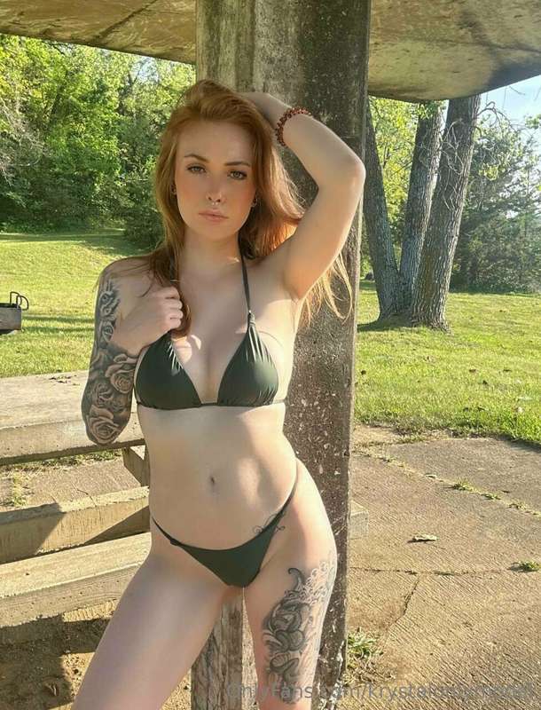 @emberleexo has the hottest content on her page 😣🙈 Join her ..