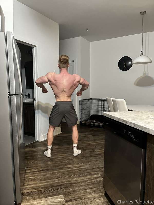 Trying to look juicy, shredded and thick for you guys 🥰