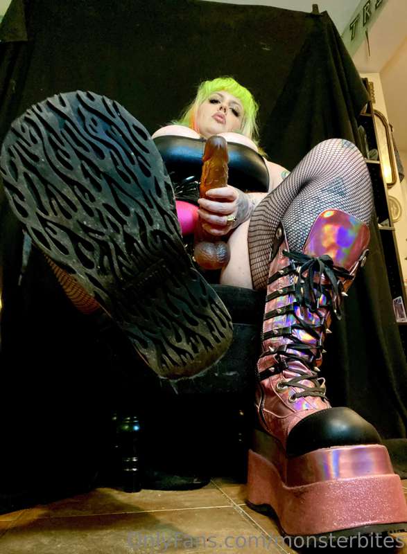 Tons of new content over on @fckinmonsters plus free messagi..
