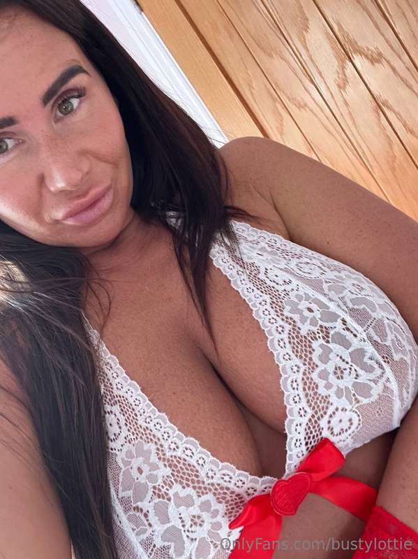 bustylottie