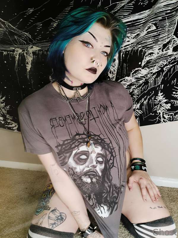Everyone love a ghost girlfriend. Right ? 🥺🥵🖤