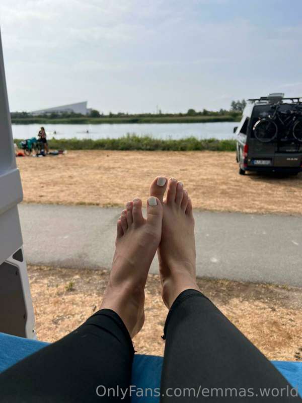 On my way to Norway! Who wants to suck my toes with this vie..