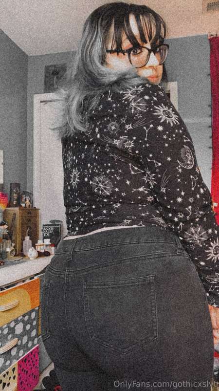 Who likes goth girl ass?~😈