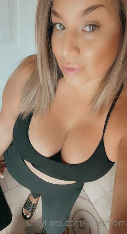Cum undress me @leila_n 

Onlyfans.com/leila_n