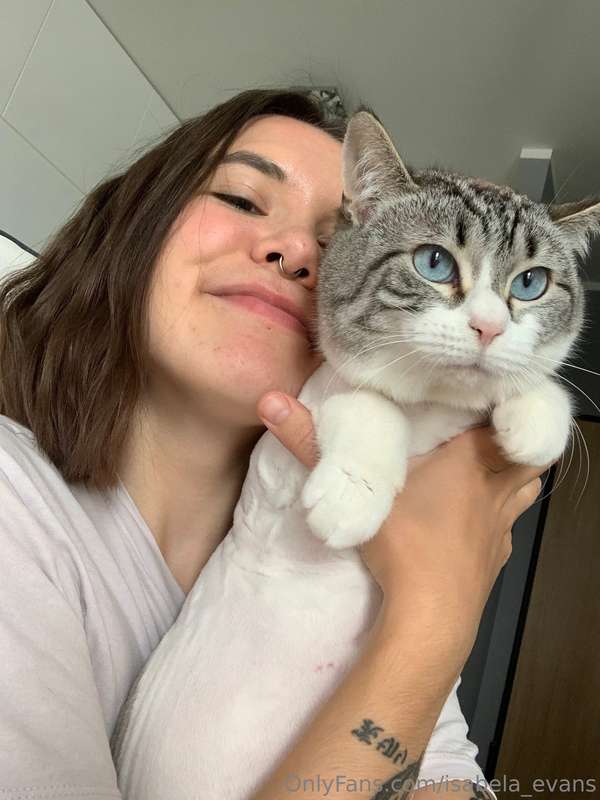 This is my cat named Linda 🐈 She has a beautiful fluffy coat..