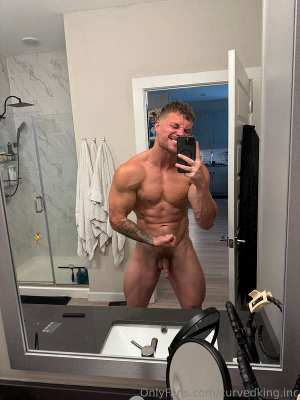 A few pics flexing naked 💪🏽 lol GOOOOOOOD MOOORRRNING FAM ☀️..