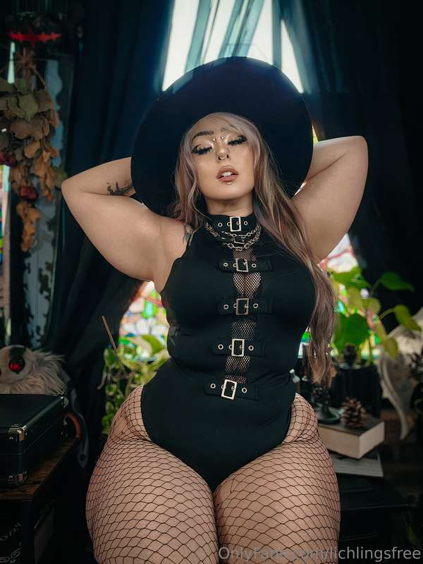 Your fav strong thicc witch is casting a lust spell on you~ ..