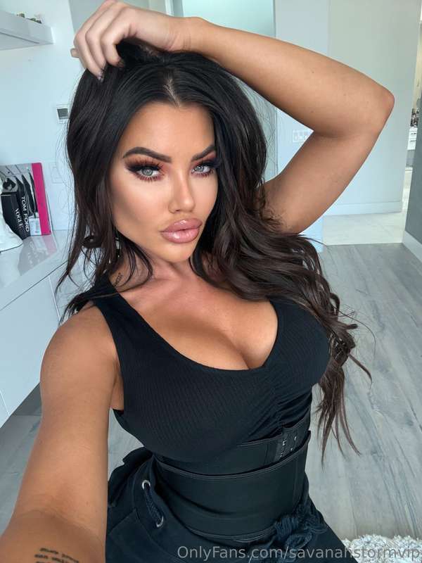 Do you think black suits me? 🖤