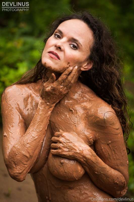 MODEL: Mackenzie Cooper
NUDE MUD PHOTO SHOOT
Photo Shoot Sty..
