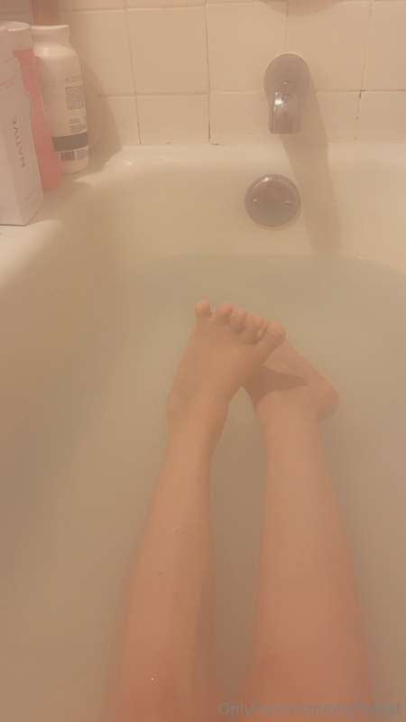 Idk if anybody here is into feet pics but here they are. I d..