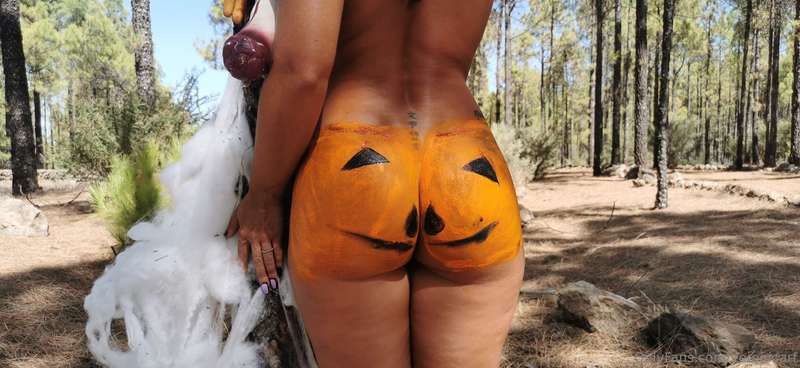 This pumpkin wants to be split in two🫣🤭 