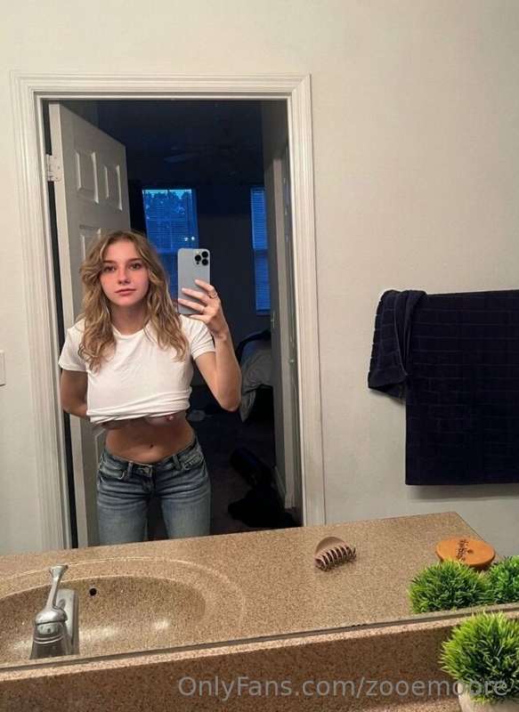 zooemoore photo