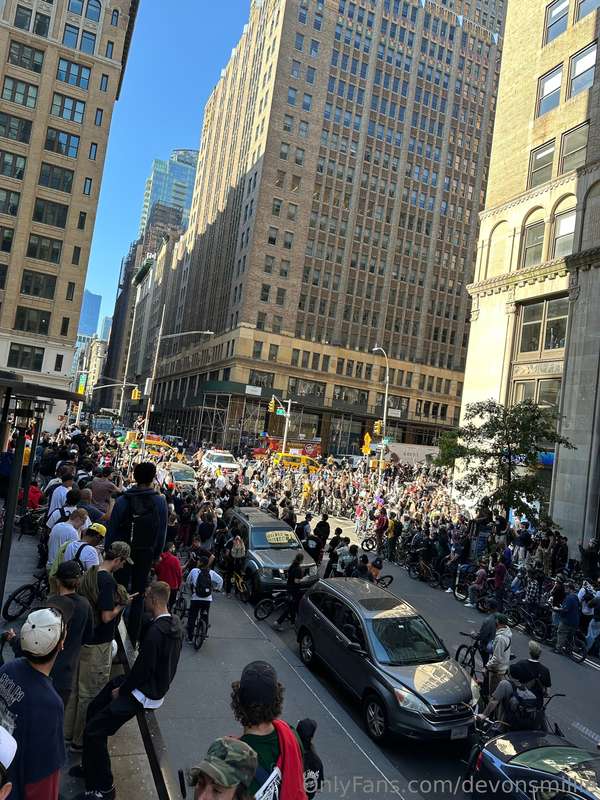 Yesterday as insane. 100s of bmxers mobbin through downtown ..