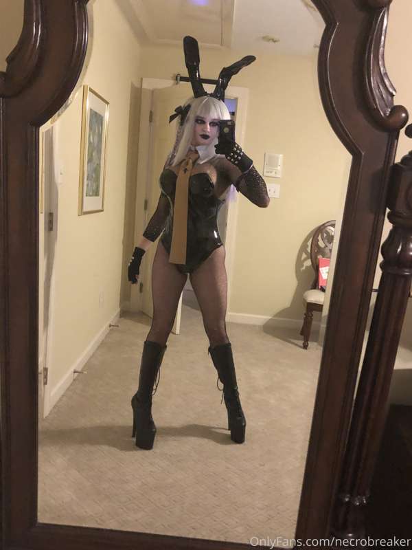 HOT DAMN!! preview for my set right below this post!