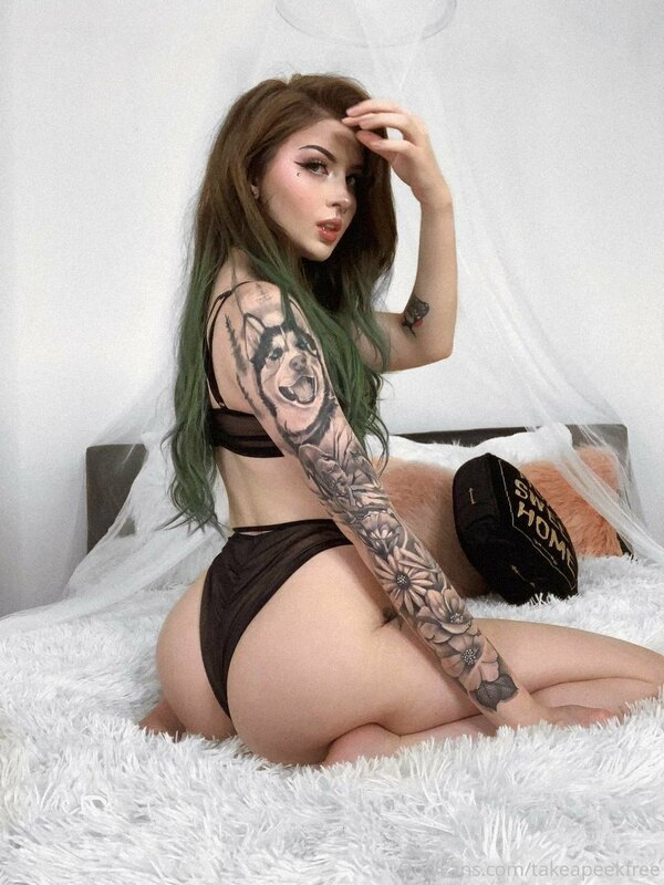 OMG I wanna play with @ashbabetvfree she’s so bad? follow he..