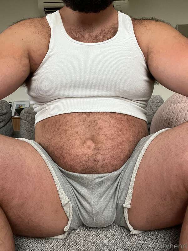 Feeling extra big in a crop top. Help me grow even more 🥩🍕💪
