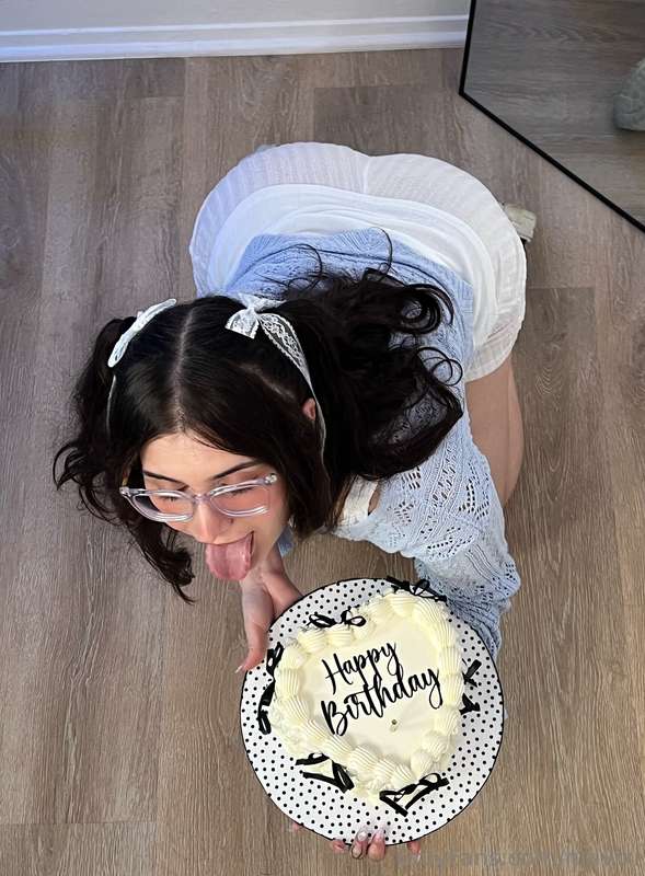 thank u for all the birthday wishes :3 🩷 (i wasn’t wearing p..