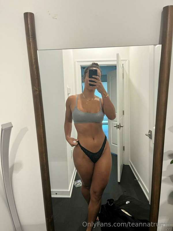 All that work in the gym just to tease you here 👅💋