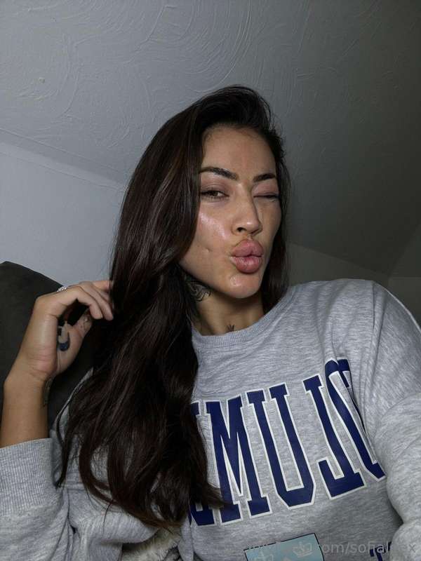 Always so horny on a Sunday evening... join me?💋