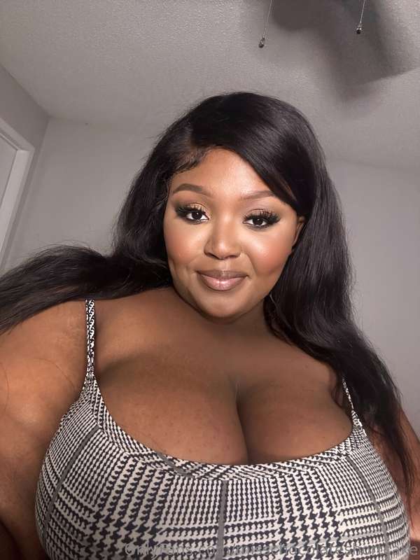 Check your DMs bae I’m such a horny babe 