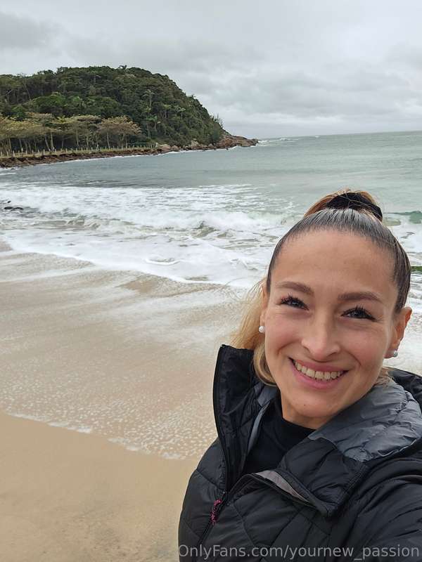 🌧🫦 Cold... but it's beautiful to hear the sea 🌊💯