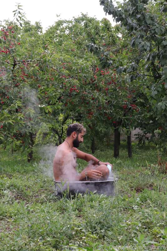 Ağaçların arasında, gökyüzünün altında çırılçıplak arınmak.