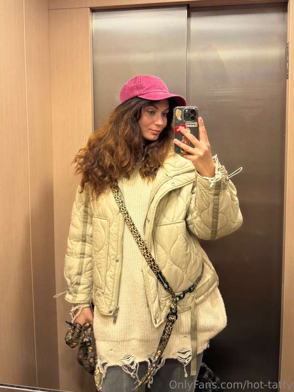 Here’s my elevator look for the day 😎🧥Wearing my cozy sweate..