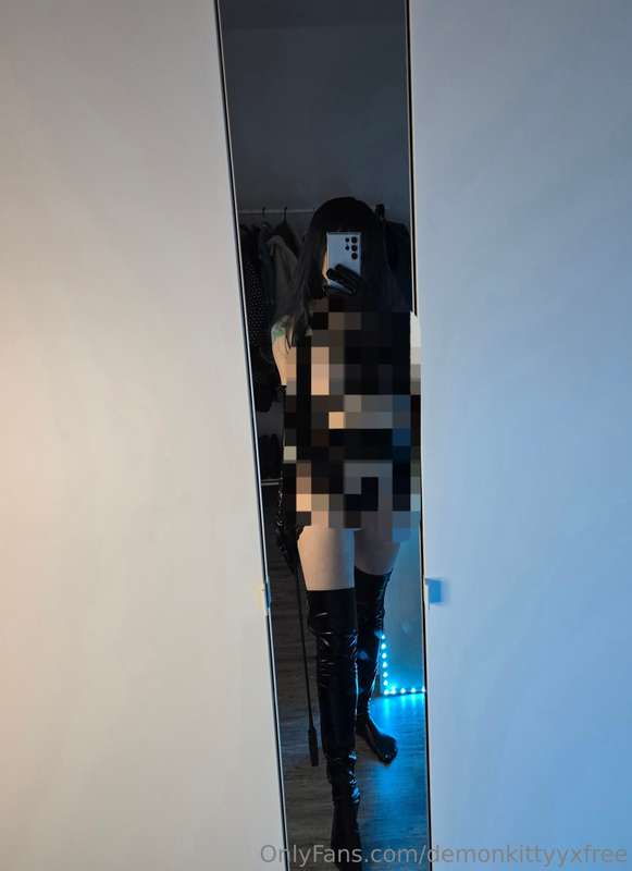 Shiny Set ;P Topless, sexy gloves and overknees, teasing gif..